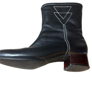 Black Leather Ankle Boots with White Stitching size 7B